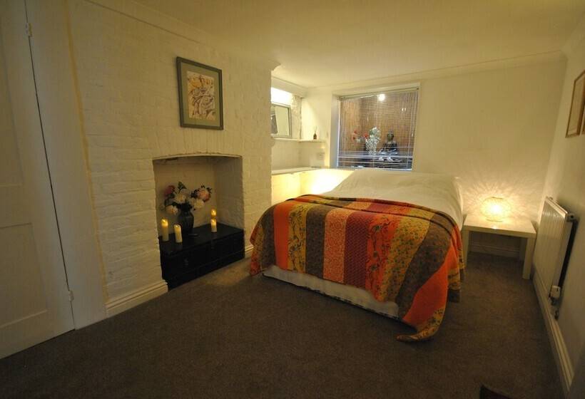 بنسيون Churchill Guest House