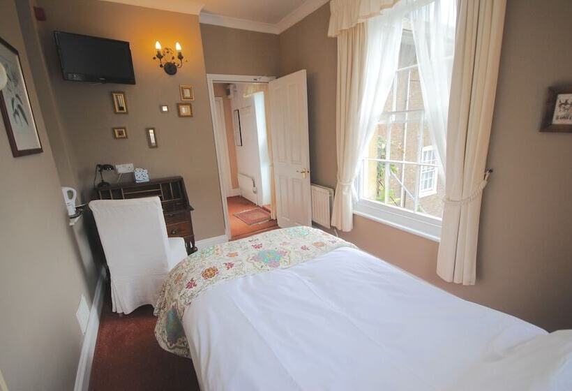 بنسيون Churchill Guest House