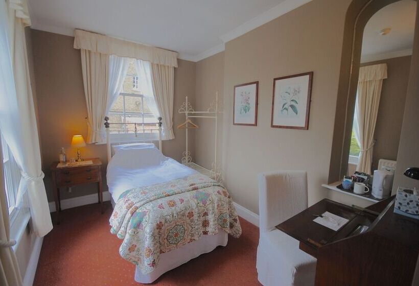 بنسيون Churchill Guest House