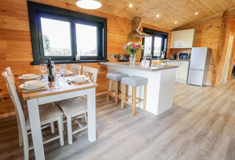 Bryn Eiddon Log Cabin