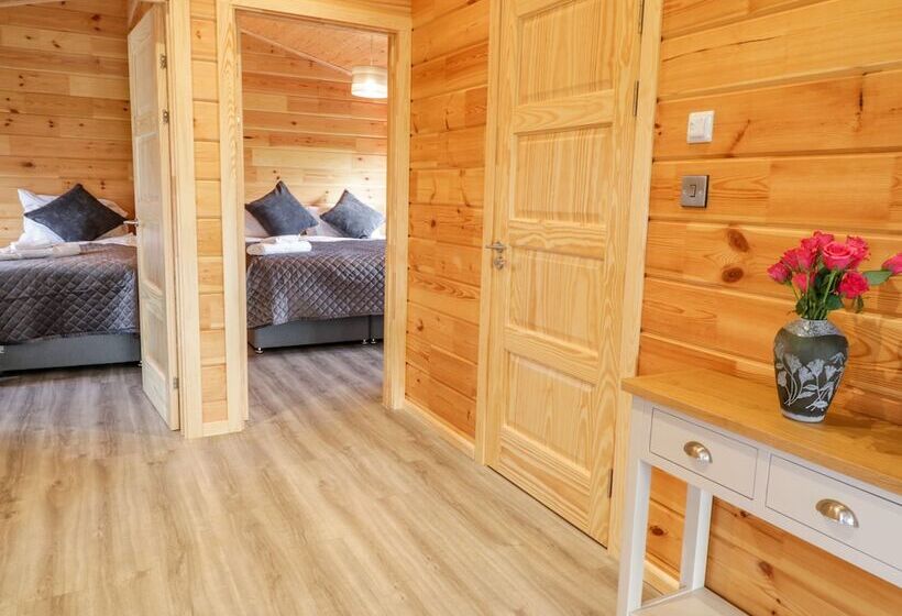 Bryn Eiddon Log Cabin