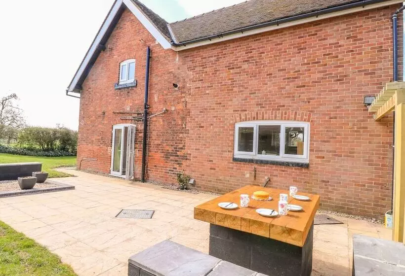 Ardsley Cottage   Longford Hall Farm Holiday Cottages