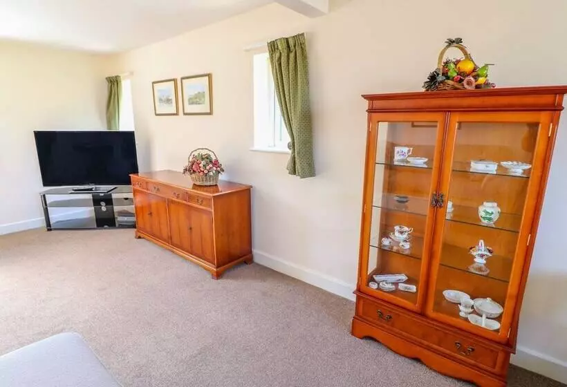 Ardsley Cottage   Longford Hall Farm Holiday Cottages