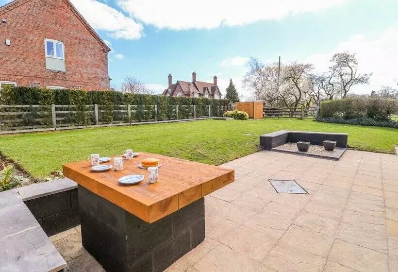 Ardsley Cottage   Longford Hall Farm Holiday Cottages