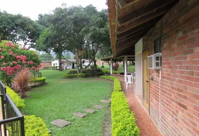 Aamiaismajoitus (B&B) Campestre Nukak Travellers Club