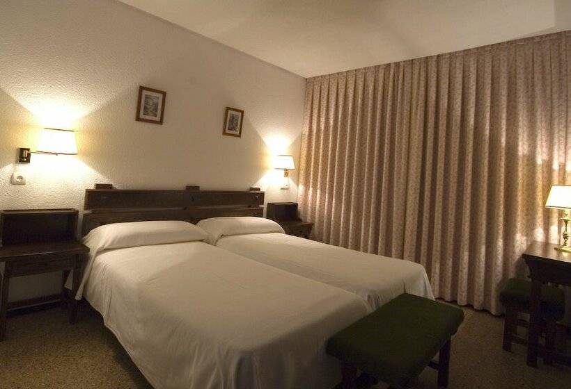 هتل Apartamentos La Nogalera