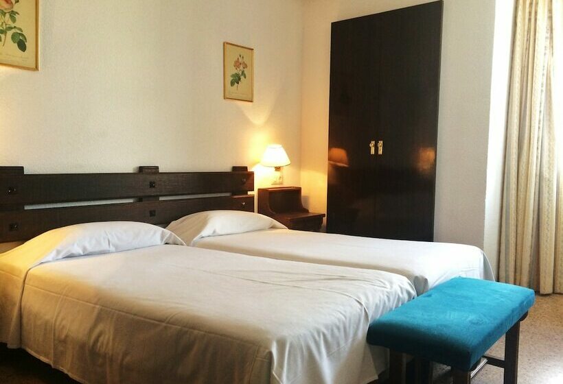 هتل Apartamentos La Nogalera