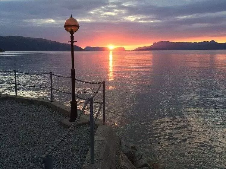 ホテル Brekkestranda Fjord