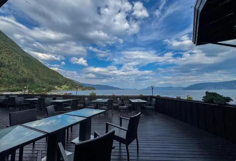 ホテル Brekkestranda Fjord