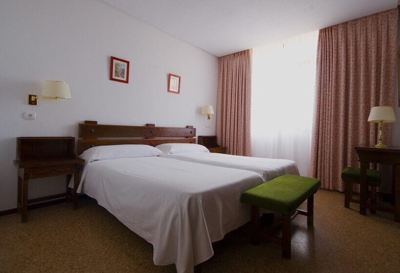 هتل Apartamentos La Nogalera