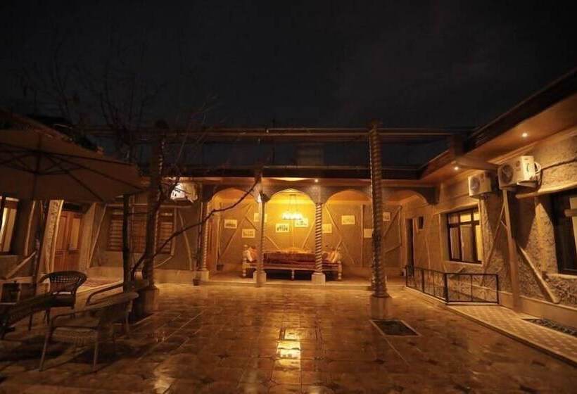 פנסיון S E A S O N S