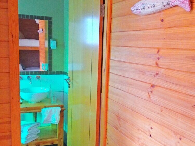 تختخواب و صبحانه Natural Surf Lodge