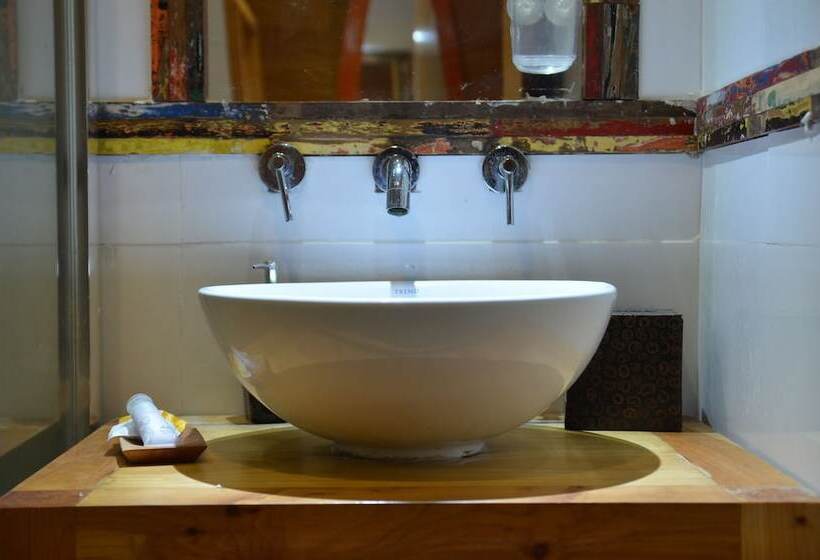 تختخواب و صبحانه Natural Surf Lodge