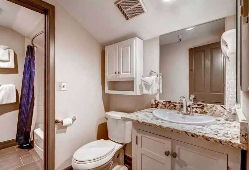 ホテル 4 Bedroom Ski In, Ski Out Mountain Vacation Rental Located Next To Historic Main Street In Downtown