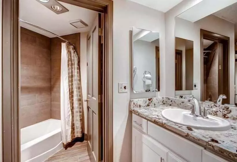 ホテル 4 Bedroom Ski In, Ski Out Mountain Vacation Rental Located Next To Historic Main Street In Downtown