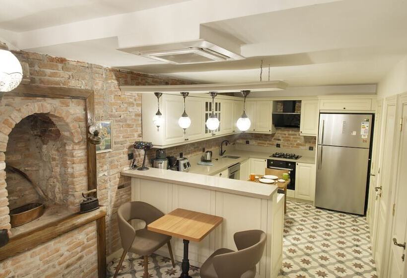 ホテル Avlulu Konak