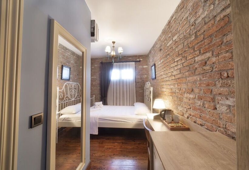 ホテル Avlulu Konak