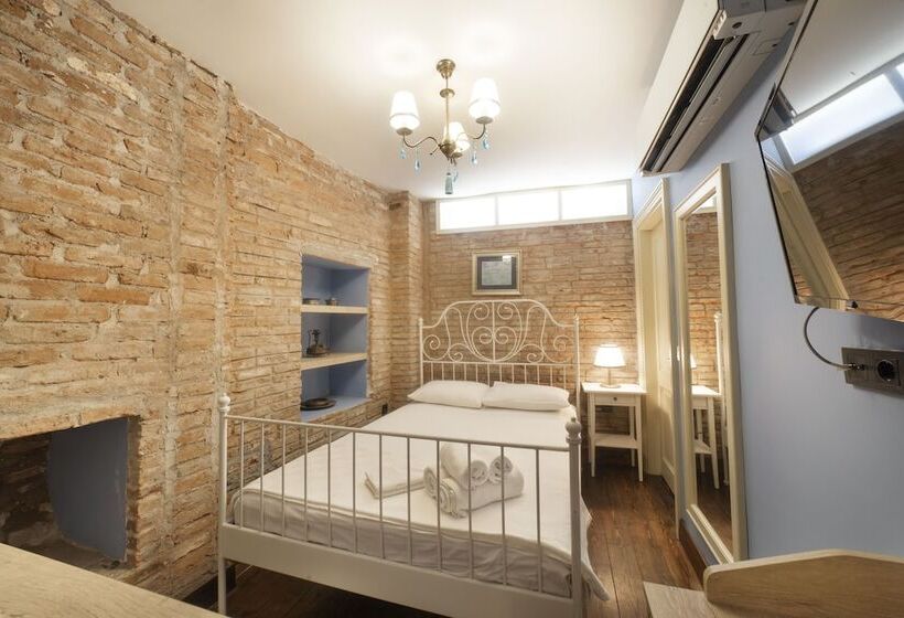 ホテル Avlulu Konak