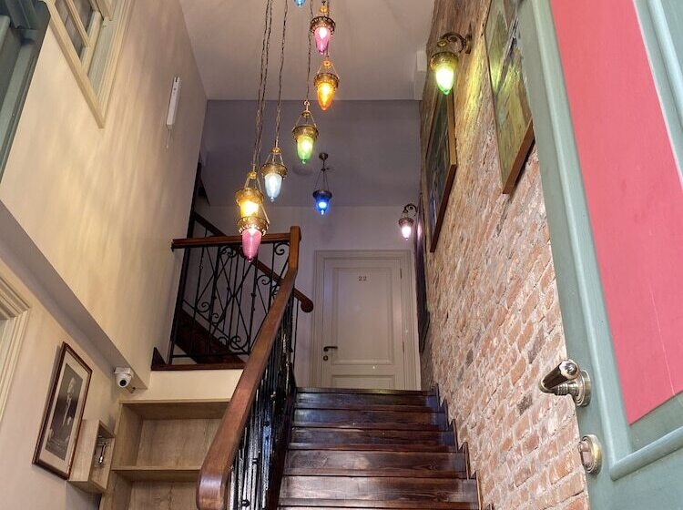 ホテル Avlulu Konak