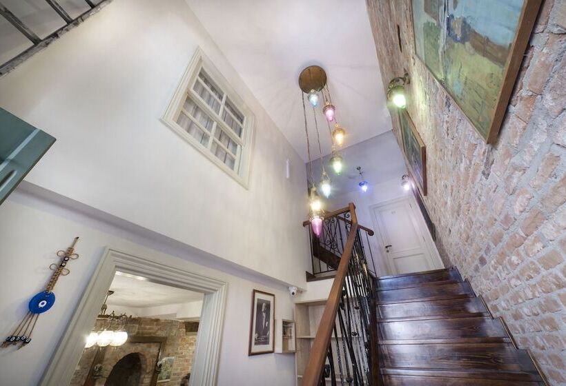 ホテル Avlulu Konak