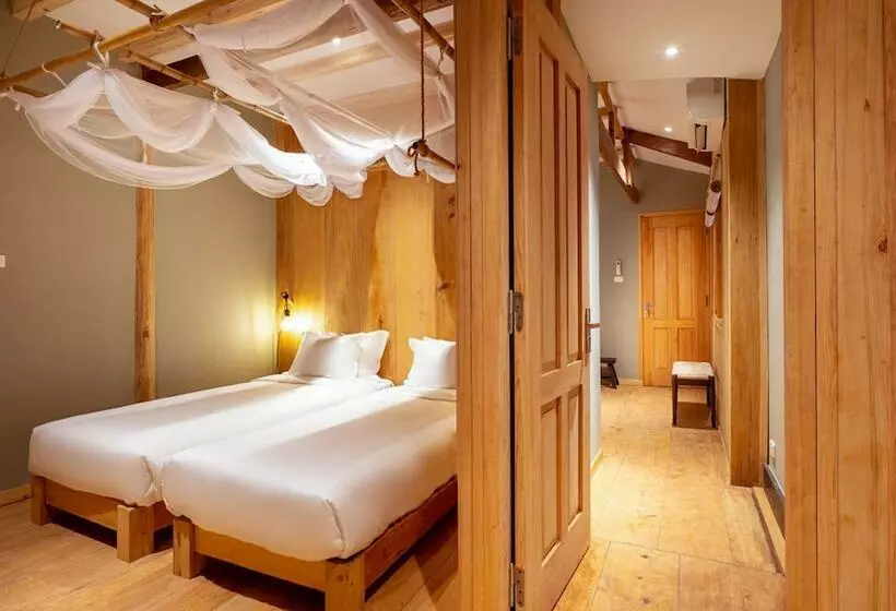 هتل Topas Riverside Lodge
