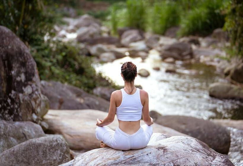 هتل Topas Riverside Lodge