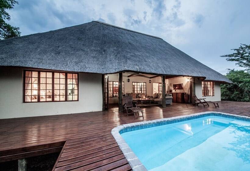 فندق Rhino River Lodge