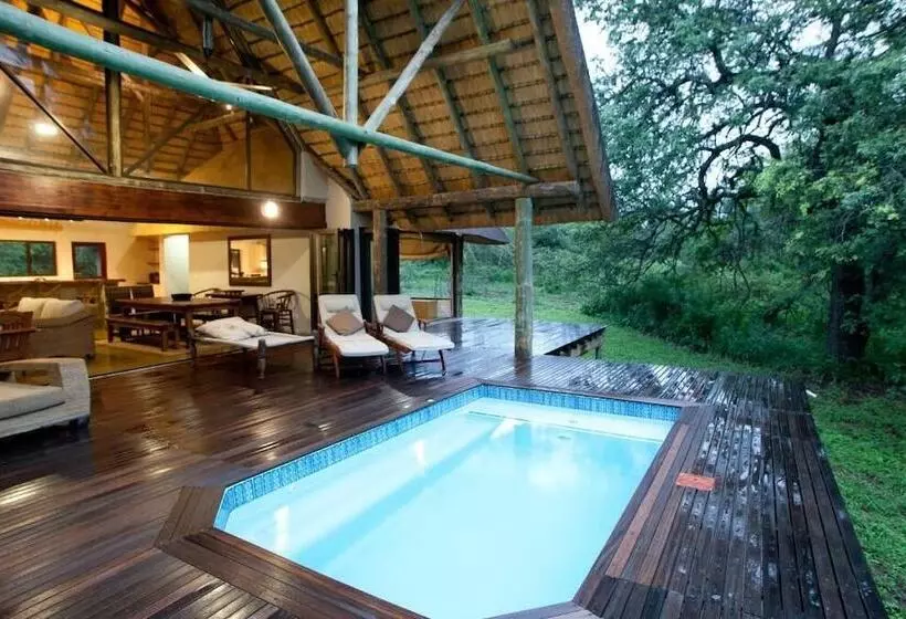Hotelli Rhino River Lodge