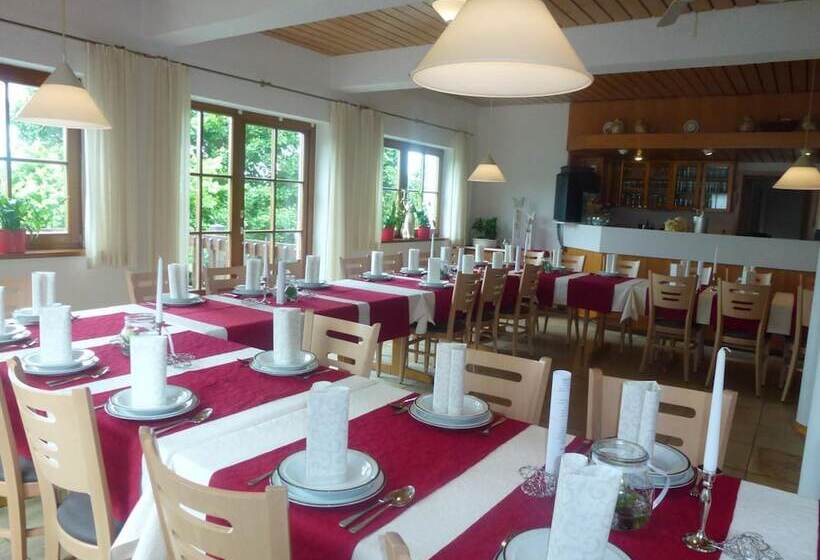 بنسيون Landhotel Oßwald