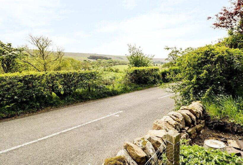 2 Redeswood Cottages