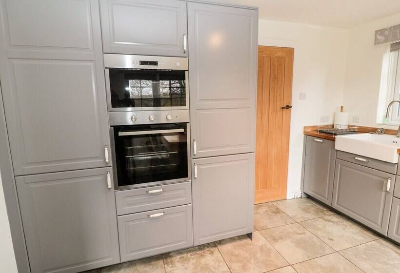 2 Redeswood Cottages