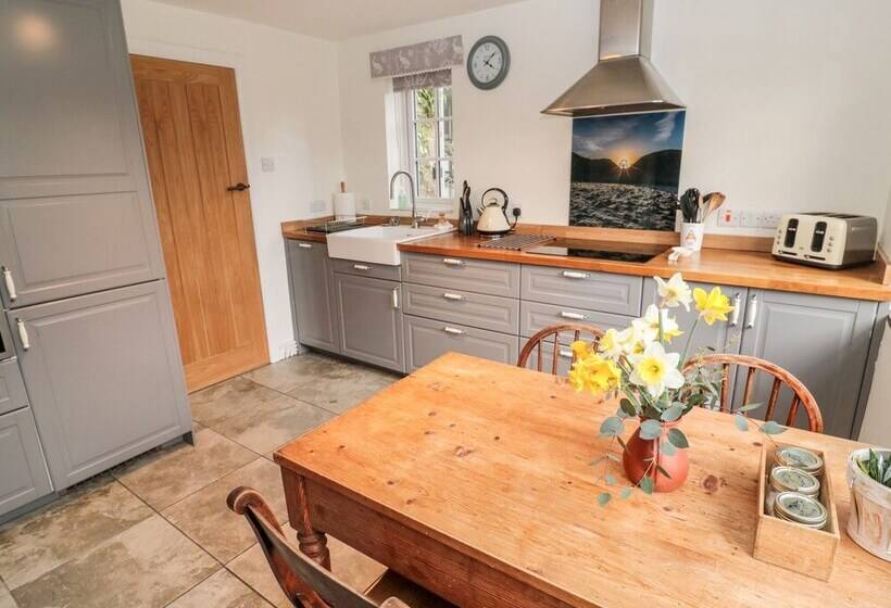 2 Redeswood Cottages