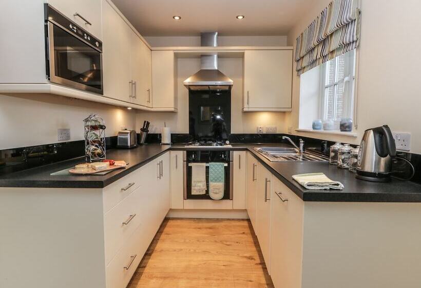 Dotty's Sunshine Cottage