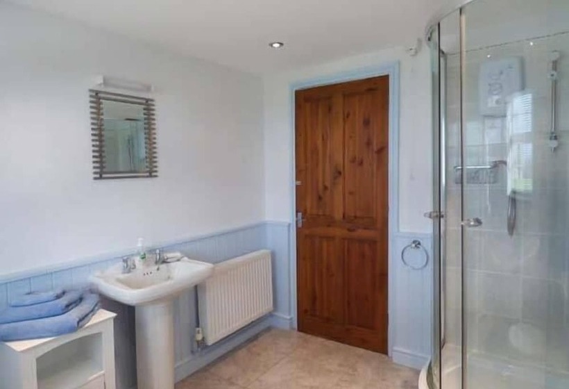 Garreg Wen Isaf Bach