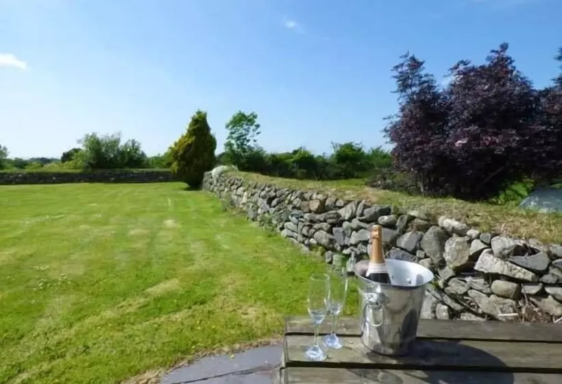 Garreg Wen Isaf Bach