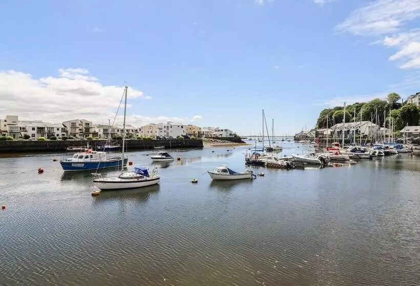 Maritime Mews, 6 The Oakleys