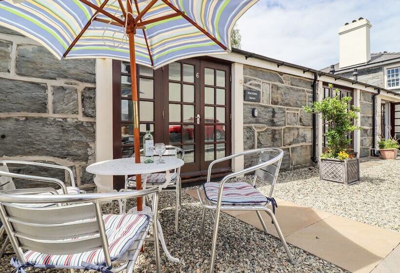 Maritime Mews, 6 The Oakleys