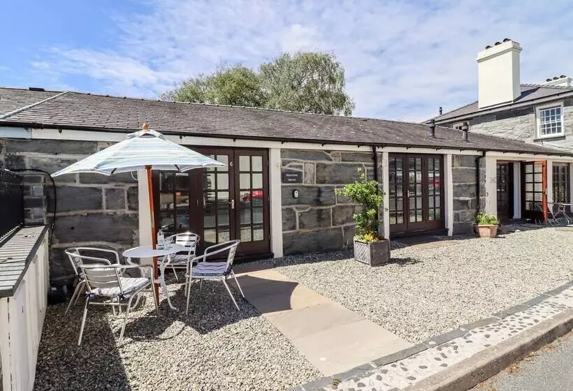 Maritime Mews, 6 The Oakleys