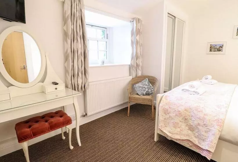 Maritime Mews, 6 The Oakleys