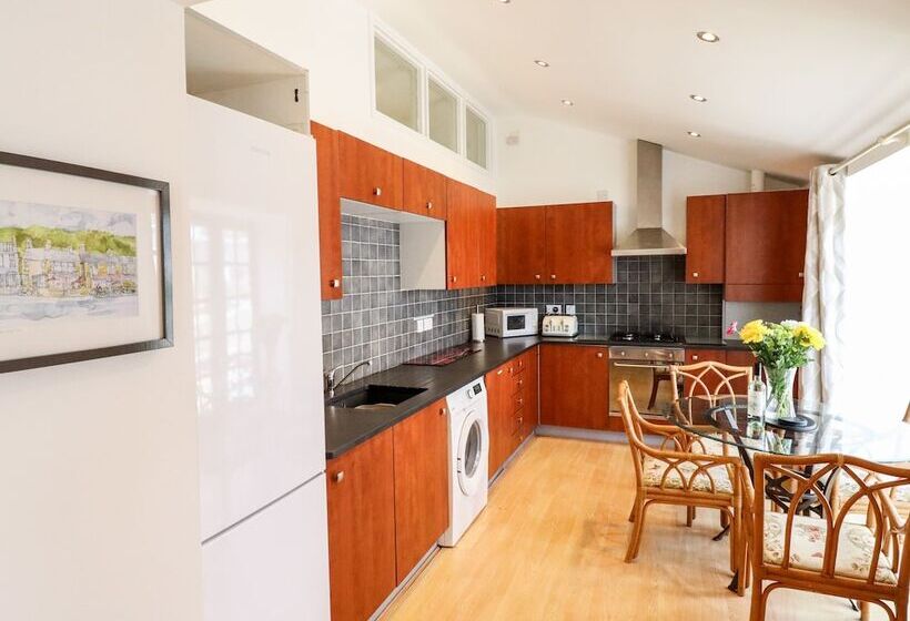 Maritime Mews, 6 The Oakleys