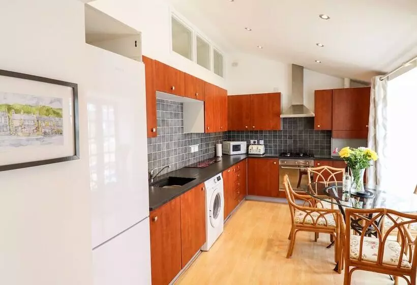 Maritime Mews, 6 The Oakleys