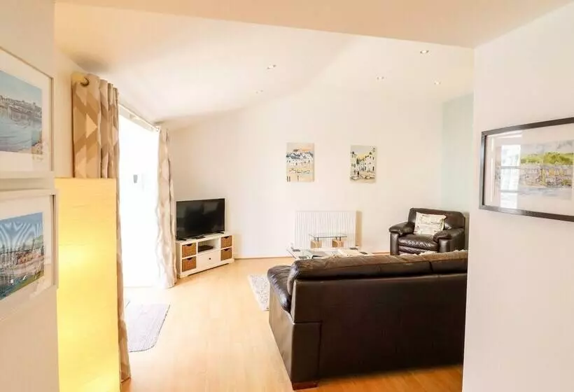 Maritime Mews, 6 The Oakleys