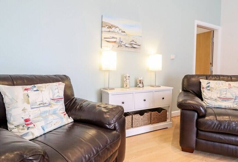 Maritime Mews, 6 The Oakleys