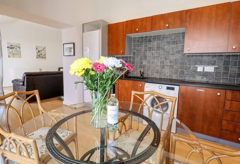 Maritime Mews, 6 The Oakleys