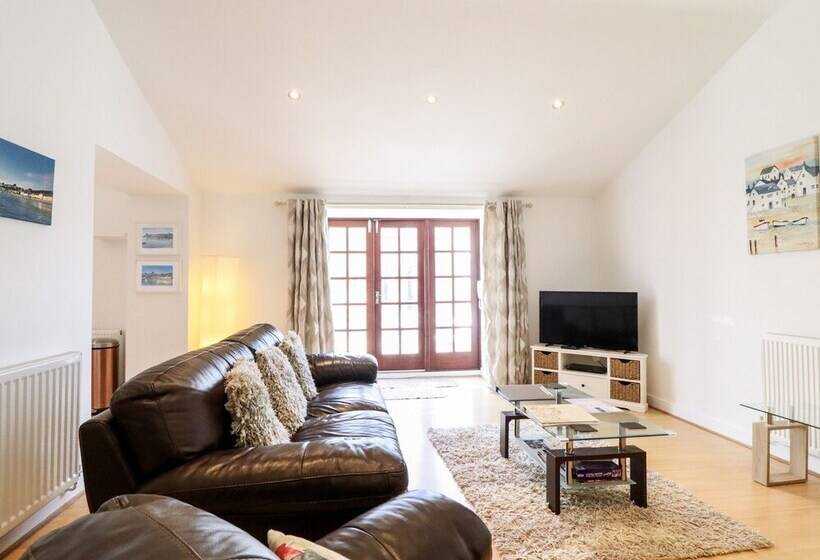 Maritime Mews, 6 The Oakleys