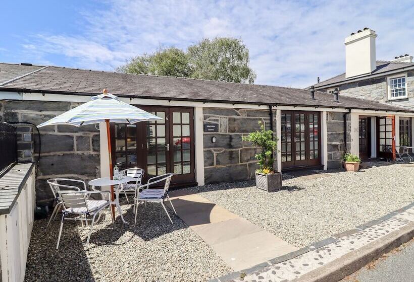 Maritime Mews, 6 The Oakleys