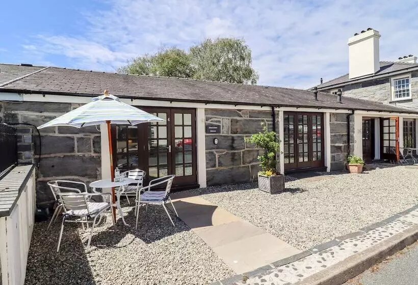 Maritime Mews, 6 The Oakleys