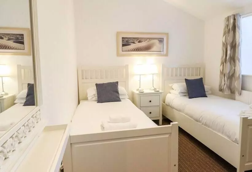 Maritime Mews, 6 The Oakleys