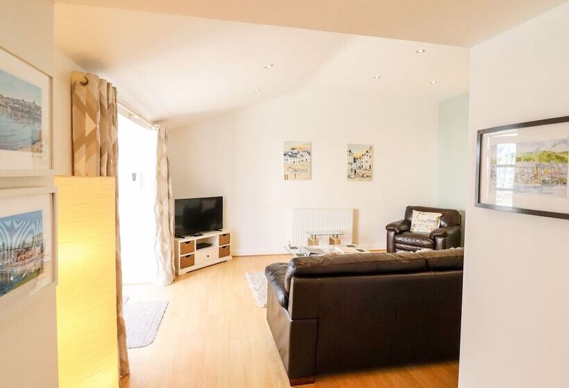 Maritime Mews, 6 The Oakleys