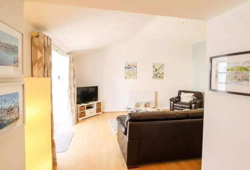 Maritime Mews, 6 The Oakleys